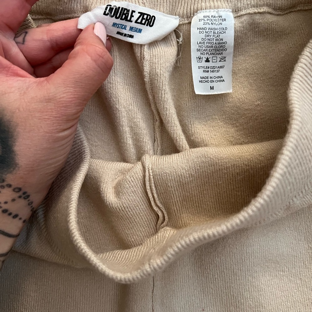 Tan pants - Picture 2 of 4